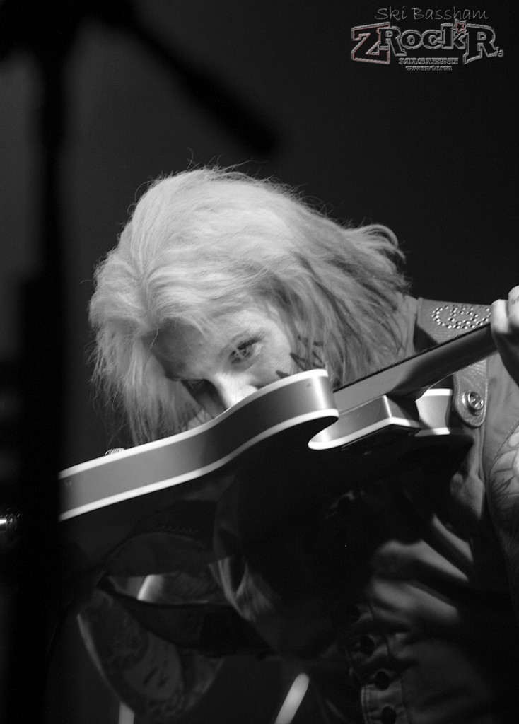 John 5 picking with his teeth during "Beat It".