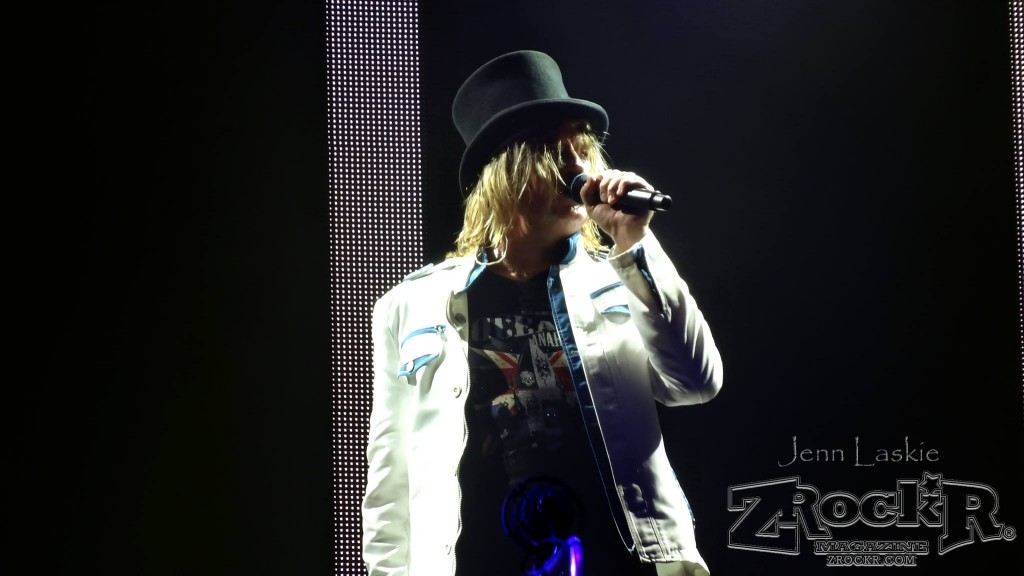 Joe Elliott in top hat and... an Ocean Anarchy shirt! Live onstage this summer in St. Louis